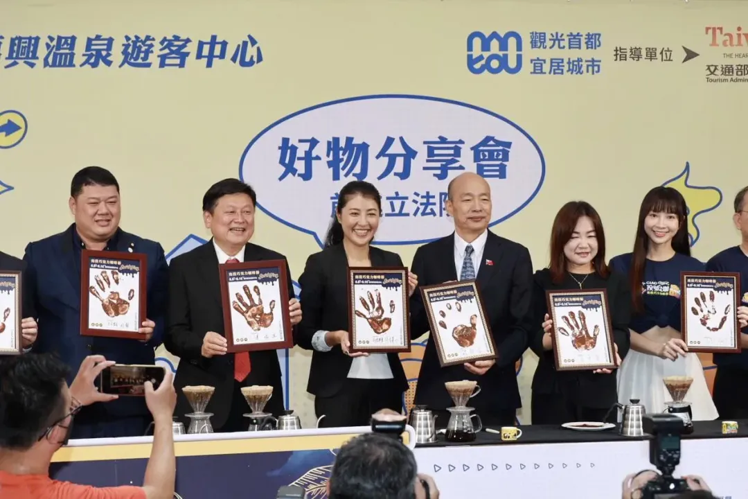 體驗巧克力醬印製手模，手模於活動現場展示。（圖／南投縣政府提供）