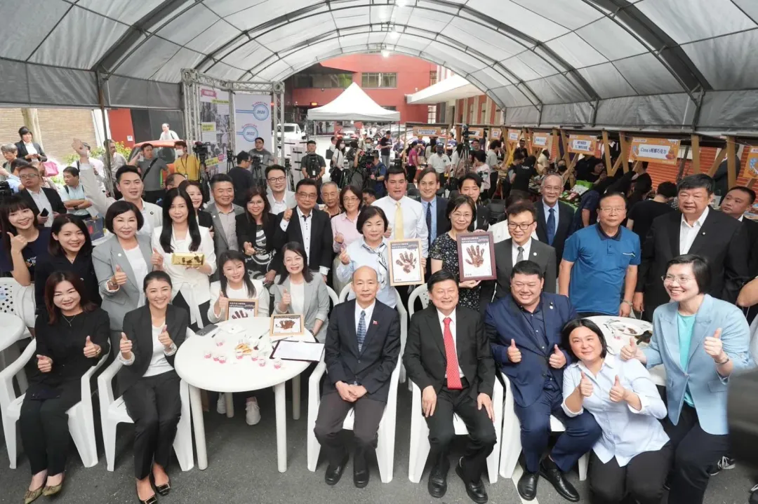南投縣長許淑華、立法院長韓國瑜及立委們，於巧咖分享會大合影。（圖／南投縣政府提供）