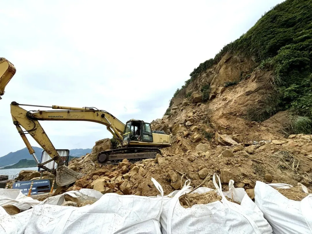 基隆北寧路靠近潮境公園路段突然發生山崩。（圖／翻攝謝國樑臉書）