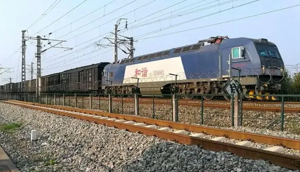 大陸一列貨運列車不知何故撞上正在軌道上施工的6名鐵路工人。(示意圖/翻攝自推特)
