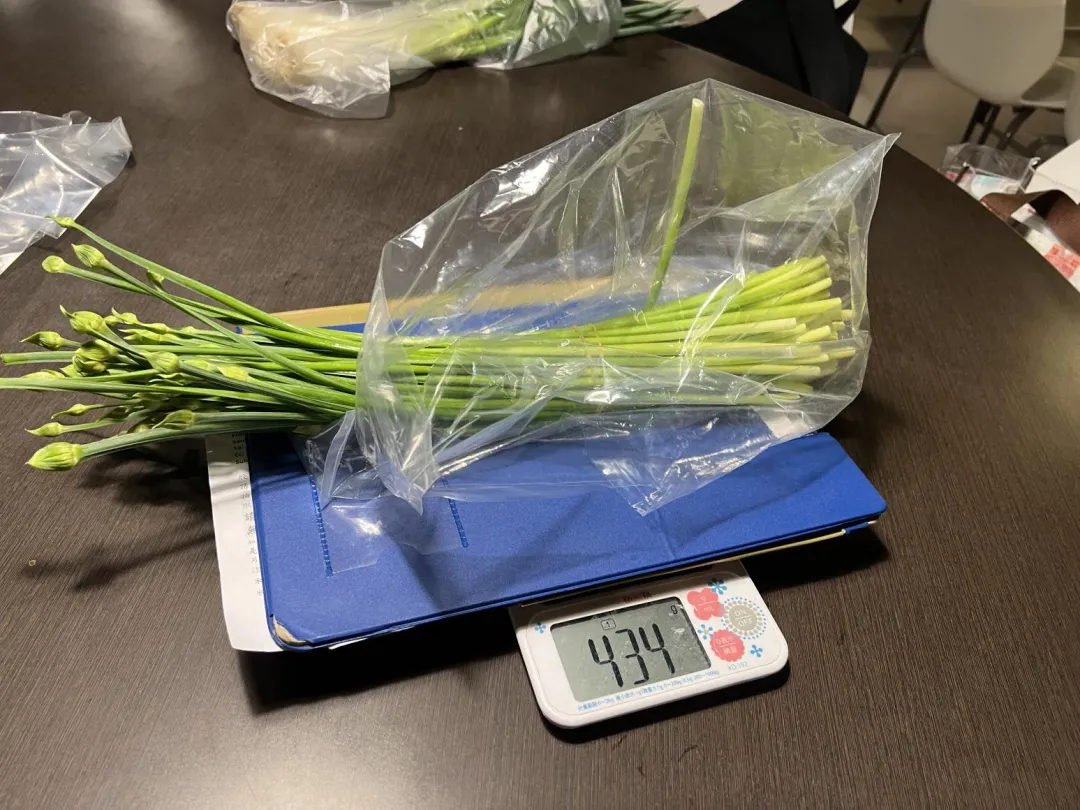 此次抽驗不符規定產品有3件「韭菜花」，檢出殘留農藥不符規定。（圖／北市衛生局提供）