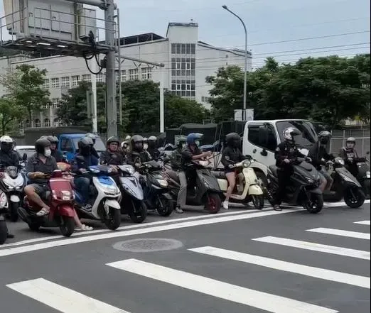 南港展覽館4日附近大塞車,導致上班民眾不滿。(圖/警方提供)