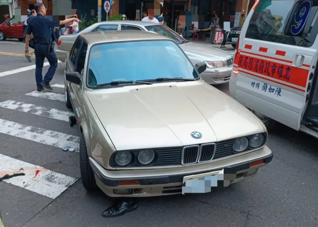 BMW衝撞一名男子，並拖行至少30公尺。（圖／民眾提供）