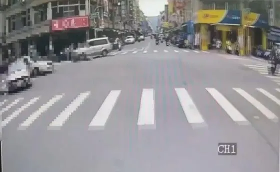 BMW衝撞一名男子，並拖行至少30公尺。（圖／民眾提供）