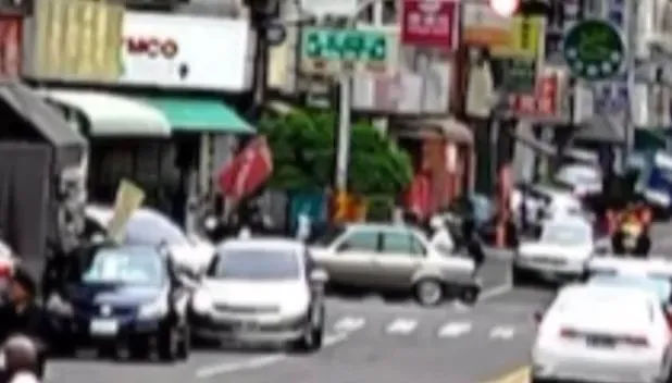 至少有3位民眾在協助過程中無辜波及，遭警棍毆打、辣椒水攻擊受傷。（圖／民眾提供）