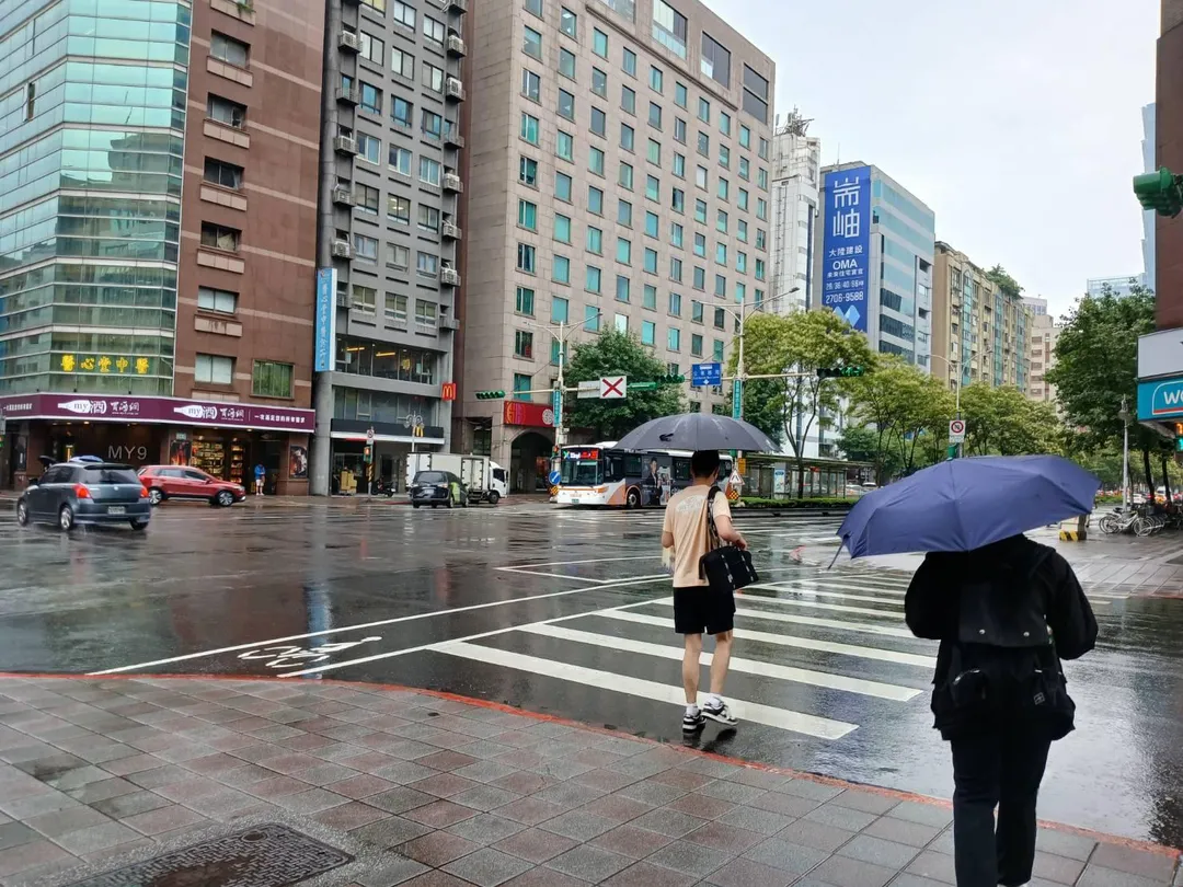 726罷免投票今日登場,提醒民眾把握降雨空檔盡早出門投票。(示意圖/中天新聞)