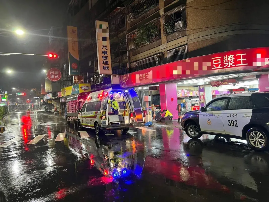 三重陳姓男子闖紅燈遭大貨車撞進豆漿店。(圖/警方提供)
