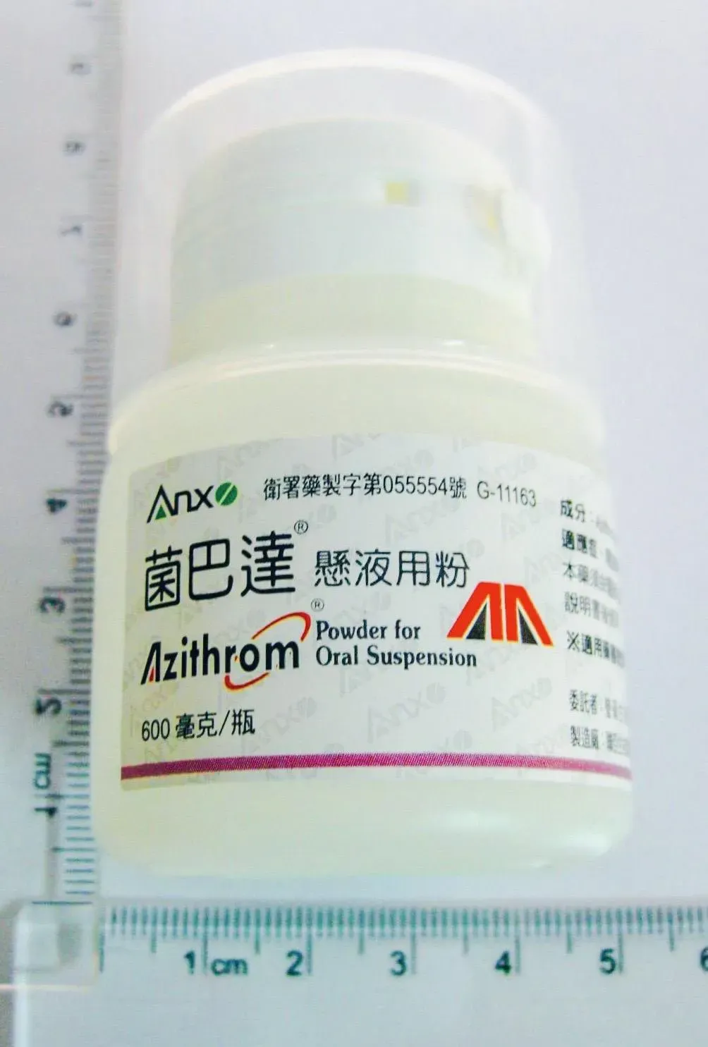 市占率超過五成的「菌巴達懸液用粉」,被發現潮解、結塊的異常狀況。(圖/食藥署提供)