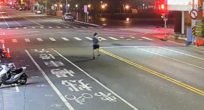假釋高男搶劫超商後逃逸。(圖/警方提供)