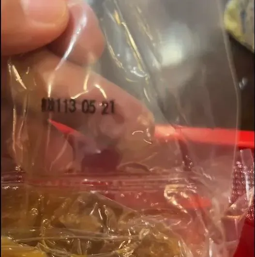 許先生買到過期又發黴的大餅。（圖／民眾提供）