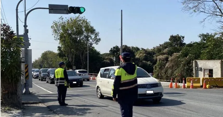 警政署表示,依交通部最新資訊分析,小型車事故肇因前3名,以「有號誌路口,轉彎車未讓直行車先行」為首因,「未依規定讓車」次之,「未保持行車安全距離」再次之。(圖/翻攝畫面)