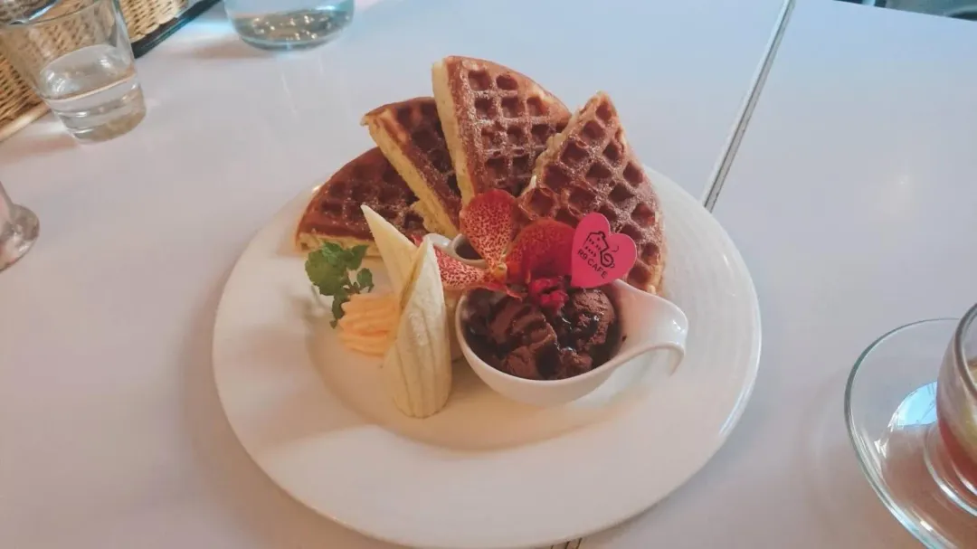 「R9 Café」是赤峰街著名打卡景點，菜單內容豐富。（圖／台北市政府觀光傳播局提供）