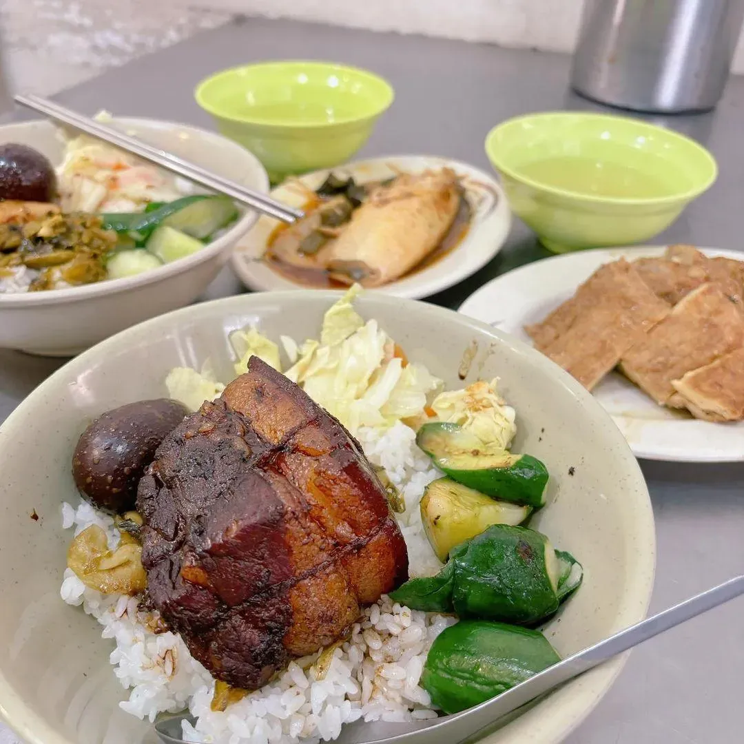 臺北車站周邊超過70年的「鄭記豬腳肉飯」，主打滷肉美食。（圖／IG網友 @kumakumaponponairi授權）