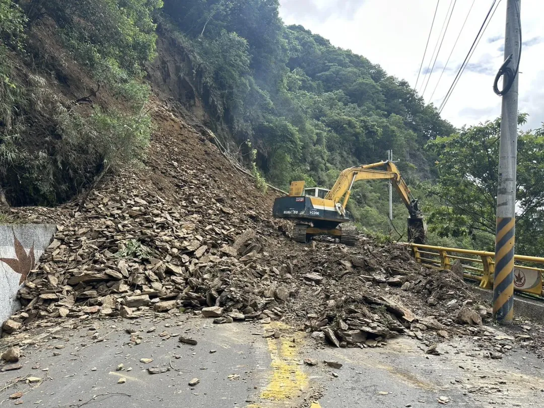 近日降雨不斷,奧萬大聯外道路崩坍中斷。(圖/南投林業分署提供)