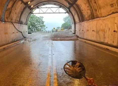 鋒面影響,花蓮多地方路段阻斷。(圖/民眾提供)