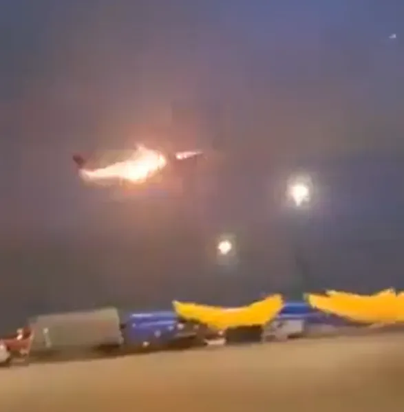 加拿大航空1架班機日前發生故障事件,引擎噴火的畫面非常駭人。(圖/翻攝自社群平台X)