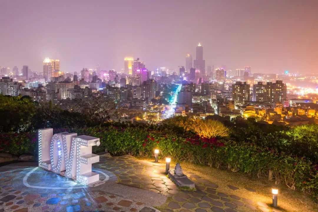 高雄夜景知名景點壽山情人觀景台。（圖／高雄市觀光局提供）