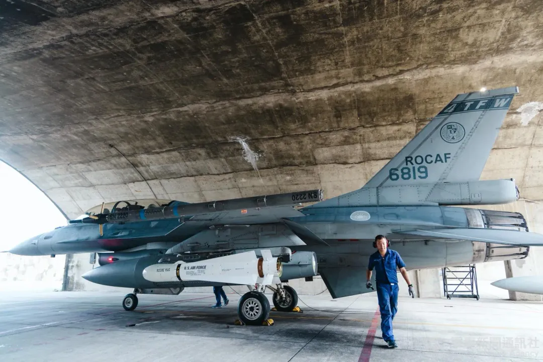 空軍第4聯隊F-16BM戰機。(圖/軍聞社)