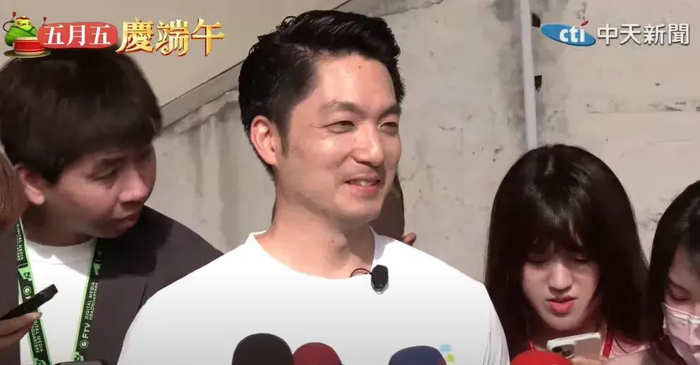 蔣萬安IG破10萬粉絲,他發起特別企劃,將抽出3位粉絲致電跟對方說晚安。(圖/中天新聞)