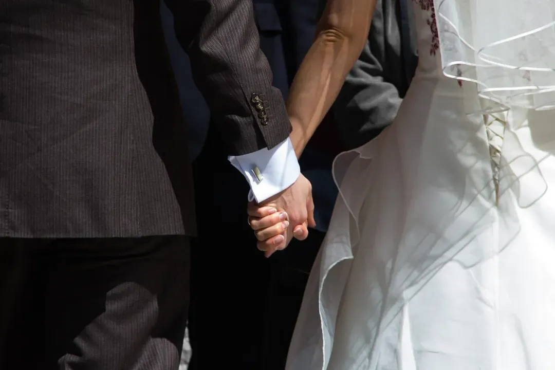 當年無緣的戀人各自婚嫁，如今他們的子女竟成為夫妻。（示意圖，非當事人／Pixabay）
