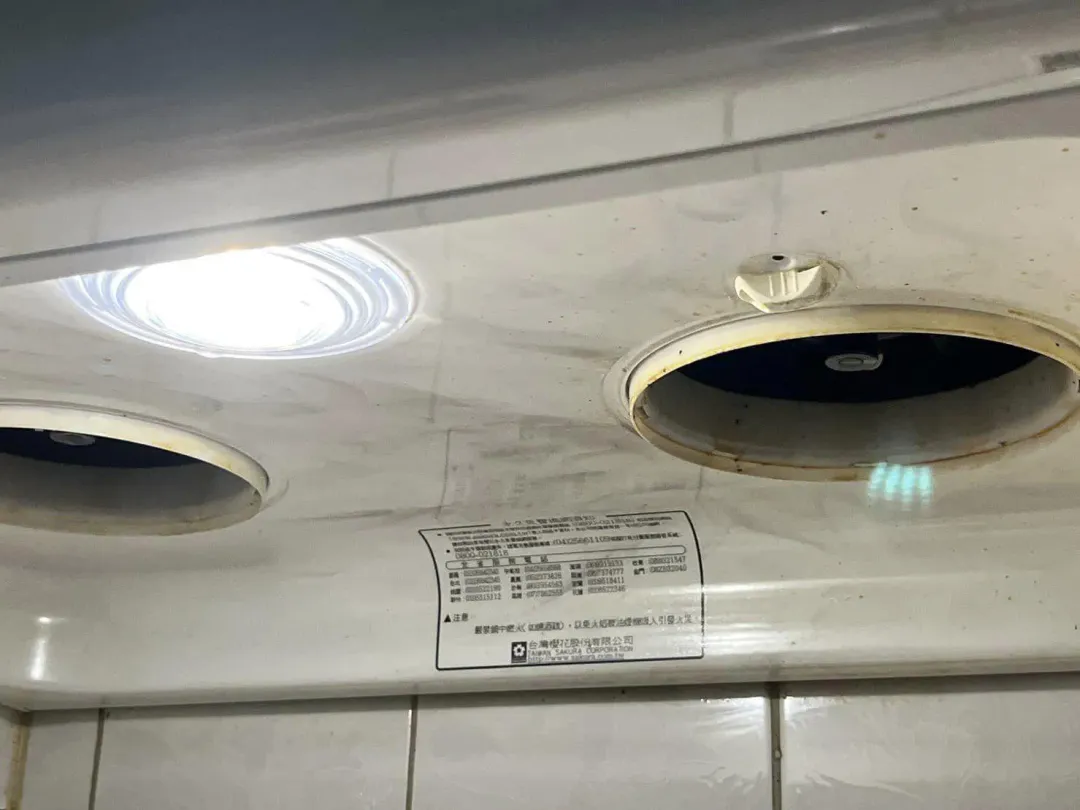 一名房東抱怨房客兩年多來沒清理過抽油煙機。(圖/翻攝自房東自救會社團)