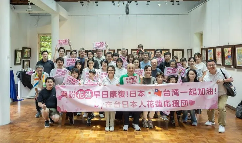 副總統蕭美琴與「日本台灣交流協會」片山和之代表、職員及在台日本僑民自組「應援團」合影。(圖/總統府提供)