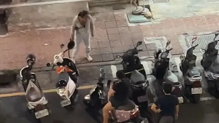 其中一人坐在機車上似乎準備離開。（圖／翻攝畫面）