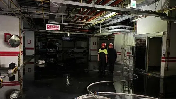 新竹市「晴空匯」社區D棟地下室1樓因電纜線短路引發火勢,雖火不大,但由於排風機因電源系統也被燒毀失效,導致整棟大樓都是濃煙。(圖/CTWANT)