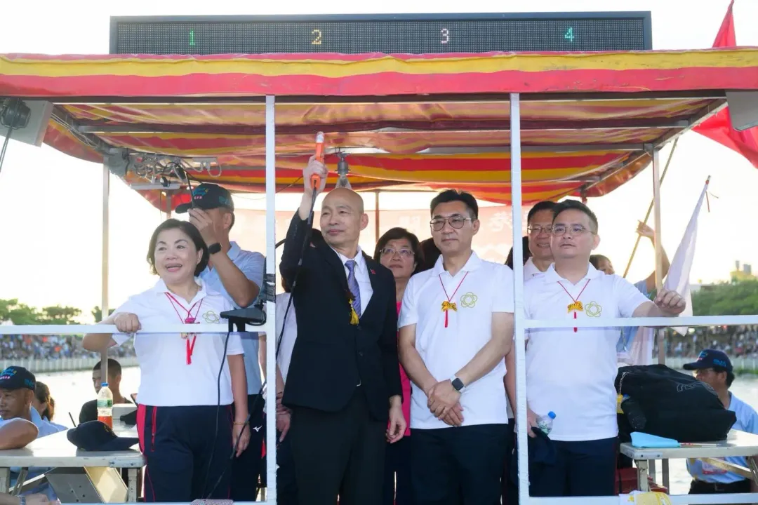 韓國瑜(左2)8日率領跨黨派立委,一起參加2024鹿港慶端陽龍舟錦標賽。(圖取自韓國瑜臉書)