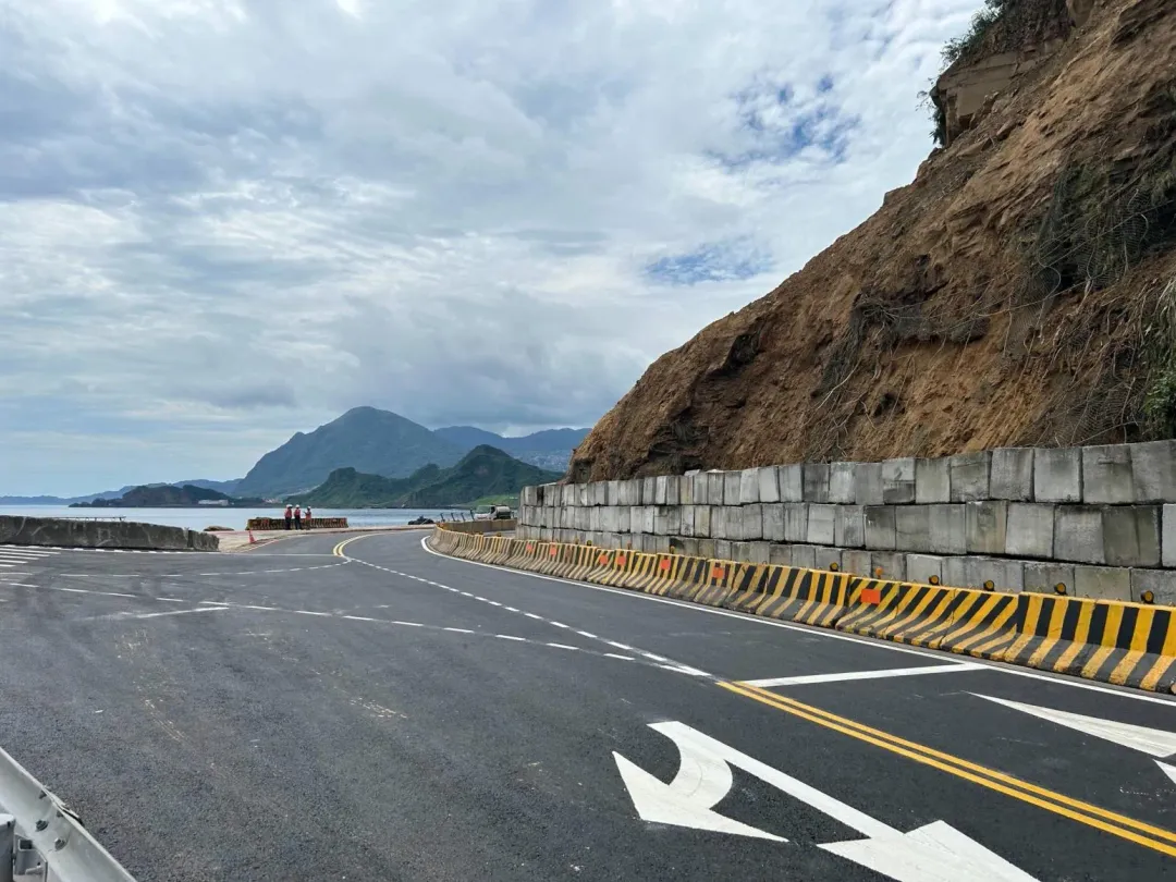 潮境公園入口處路段日前發生山崩,今天土石清理完畢恢復通車。(圖/翻攝謝國樑臉書)