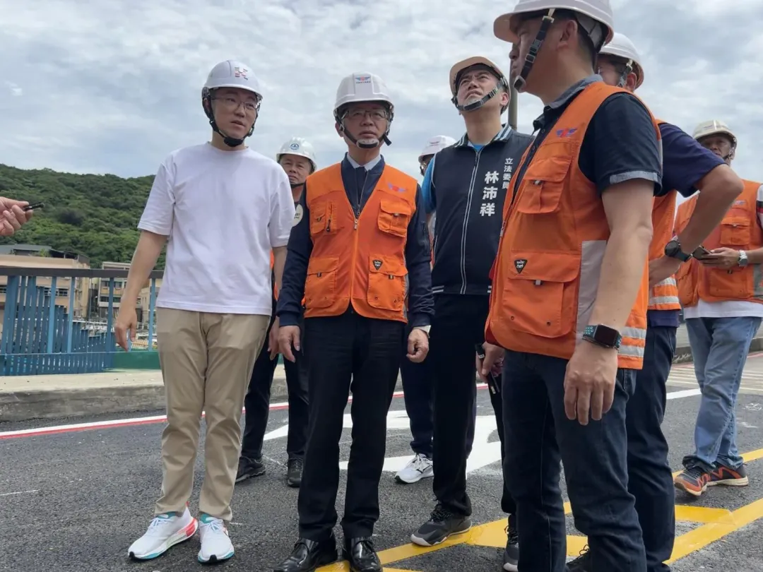 潮境公園入口處路段日前發生山崩,今天土石清理完畢恢復通車,謝國樑等人前往會勘。(圖/翻攝謝國樑臉書)