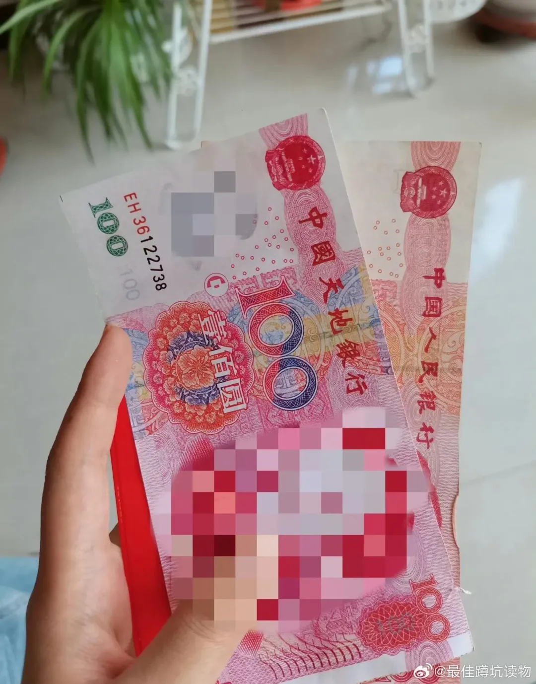 女子疑似收到冥鈔(圖/翻攝微博)