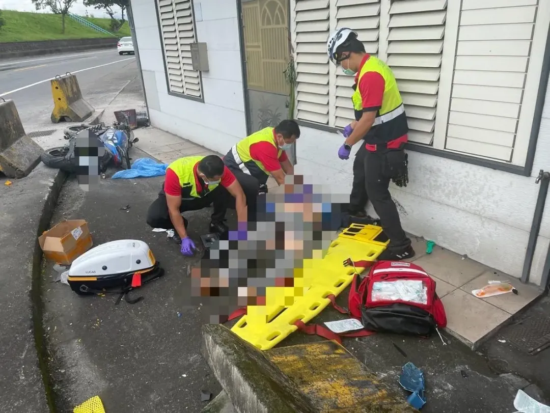 警消將騎士送醫救治，遺憾的是下午2時宣告不治。（圖／民眾提供）