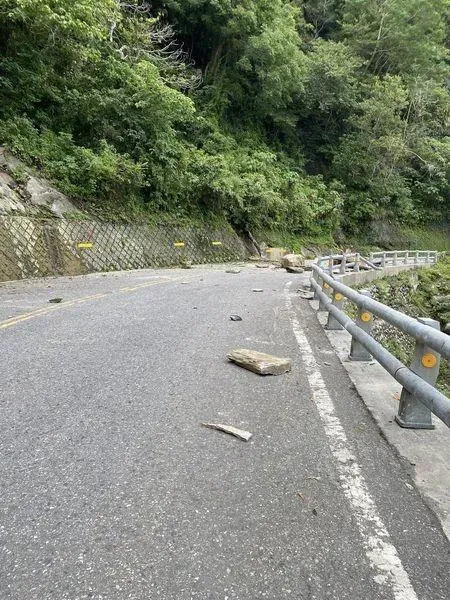 台9丁線39.6公里處附近有落石,機車可以勉強過。(圖/民眾提供)