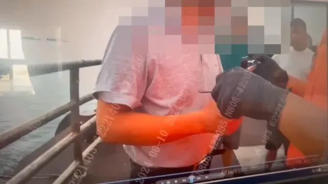 該船舶進入淡水河後並於淡水渡船碼頭與交通船發生擦撞。（圖／民眾提供）