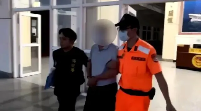 駕駛為1名大陸籍阮性男子並將他逮捕押返淡水第二漁港安檢所。(圖/民眾提供)