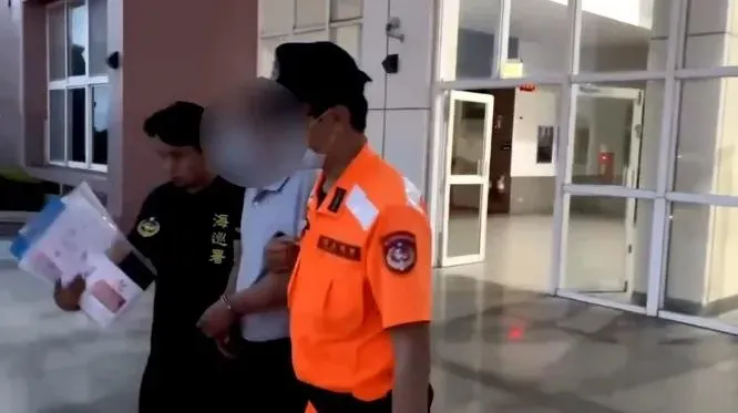 大陸一名男子駕著快艇闖入我淡水河口遭海巡署攔截逮捕移送地檢署。(圖/民眾提供)