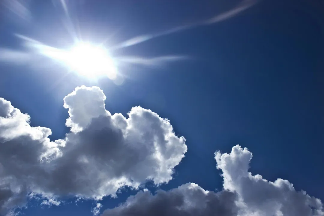 在中醫理論中，一年中最熱的三伏天，自然界陽氣充沛，順應自然進行治療，可達助陽祛寒、扶正固本之效。（示意圖／Pexels）