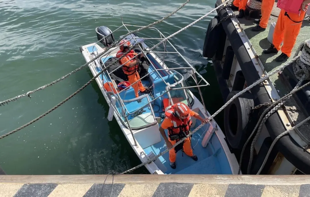 陸籍男子駕快艇直衝淡水(圖/海巡署提供)