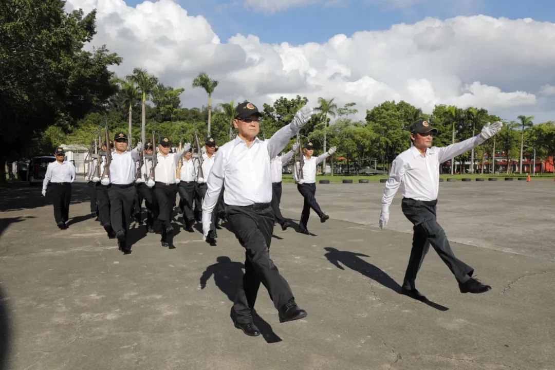 黃埔百年校慶校友連練習正步。(圖/陸軍司令部)