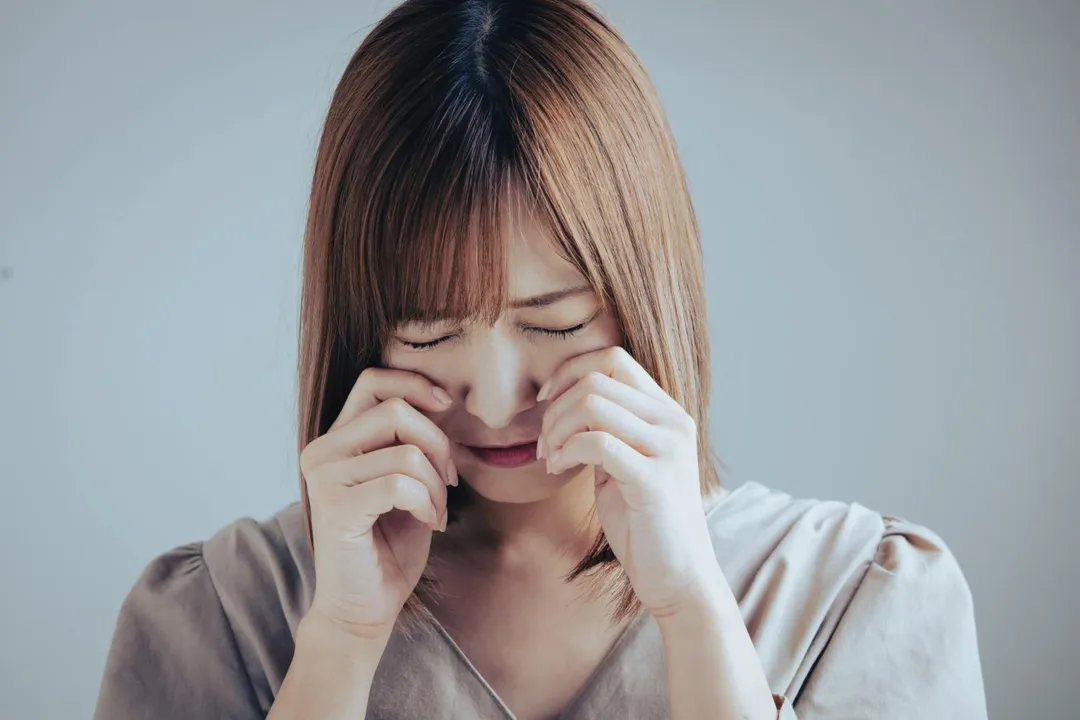 醫師指出，「揉眼睛會瞎掉不是開玩笑，而是有可能的」，長期揉眼睛者、過敏性結膜炎患者、有家族病史者都是高風險族群。（圖／Photo AC）