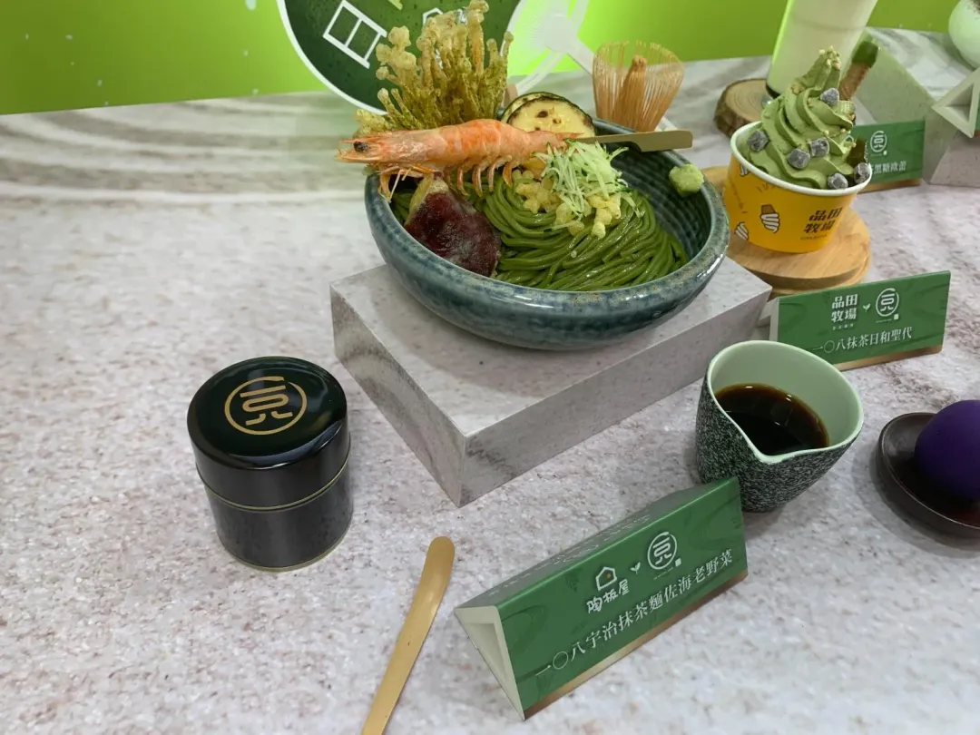 「陶板屋」和「品田牧場」與日本抹茶專門店「一〇八抹茶茶廊」，攜手共同研發的「一〇八宇治抹茶麵佐海老野菜」。（圖／王品提供）