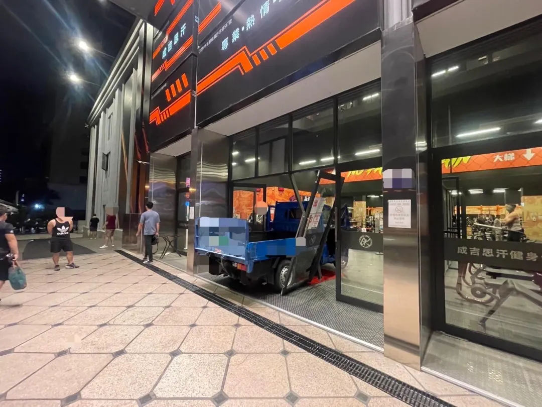館長陳之漢位於台中市北屯區崇德二路二段上的健身房間,於今(12)日晚間7時許,不明原因遭貨車衝撞。(圖/民眾提供)
