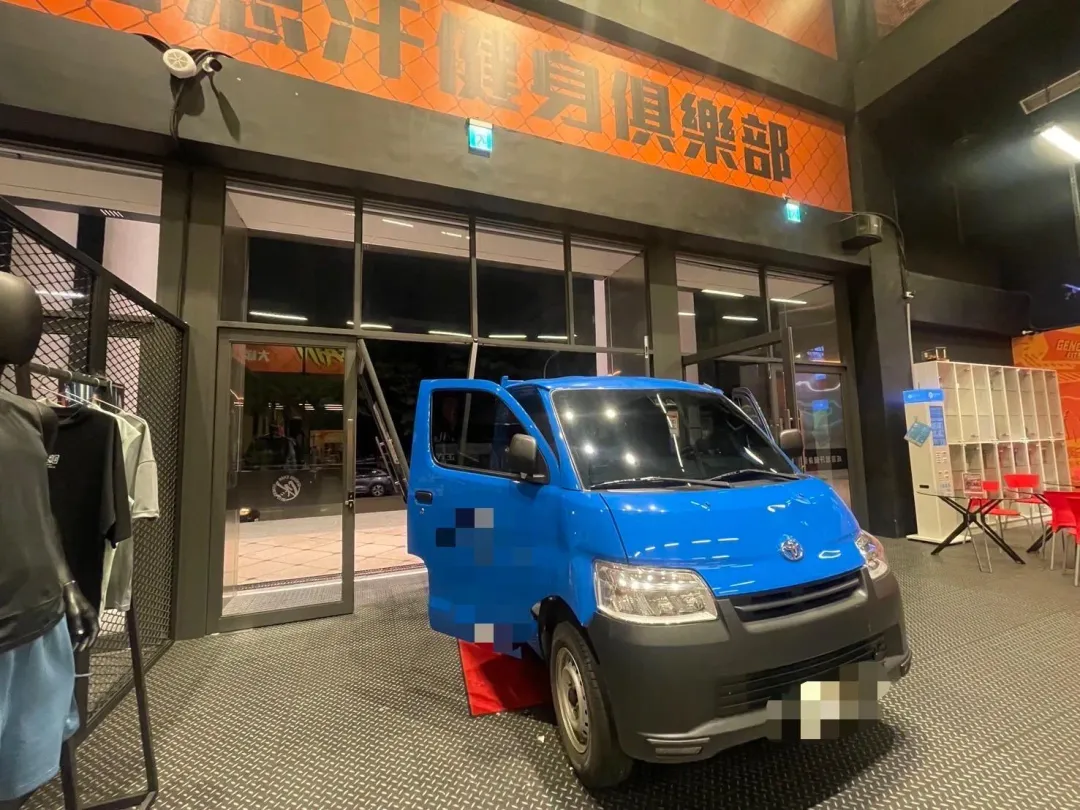 目前初步了解,駕駛因為來應徵沒有被錄取,所以才會開車報復。(圖/民眾提供)