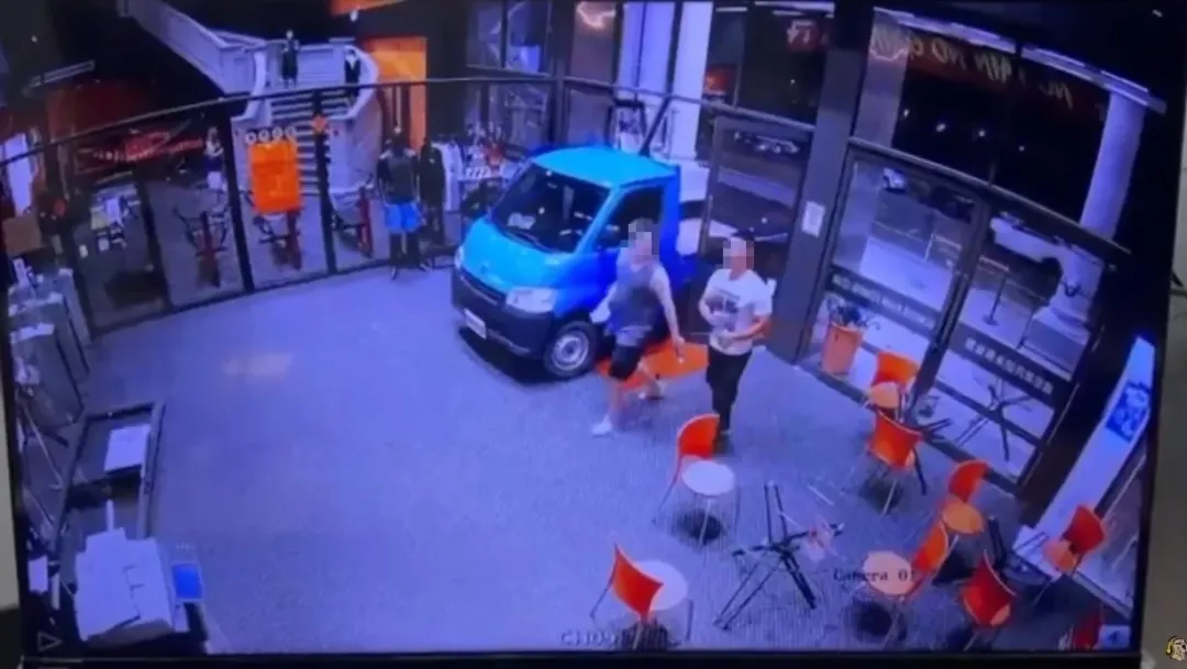 31歲的林男疑似因工作受挫，加上近期情緒不穩，一時失控開小貨車衝撞健身房，車主為34歲的許男，案發時坐在副駕駛座。（圖／翻攝自館長惡名昭彰　YT）