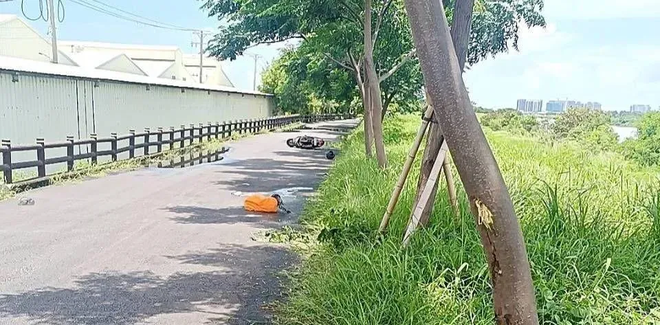 高雄一名男騎士今(13)日行經湖內區河堤防汛道路時,疑似自摔後撞上一旁的樹木。(圖/民眾提供)