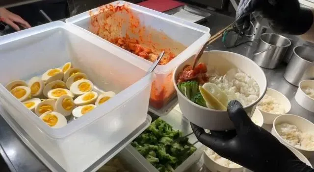 位於新竹縣湖口鄉的「牛柒丼食堂」將近3個月的期間內，丼飯一律「免費加蛋」。（圖／中天新聞）