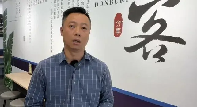 牛柒餐飲集團老闆吳德建說明免費加蛋初心。（圖／中天新聞）
