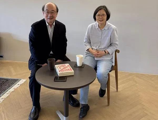民進黨團總召柯建銘10日在臉書發文並分享拜會前總統蔡英文照片。(圖/柯建銘臉書)
