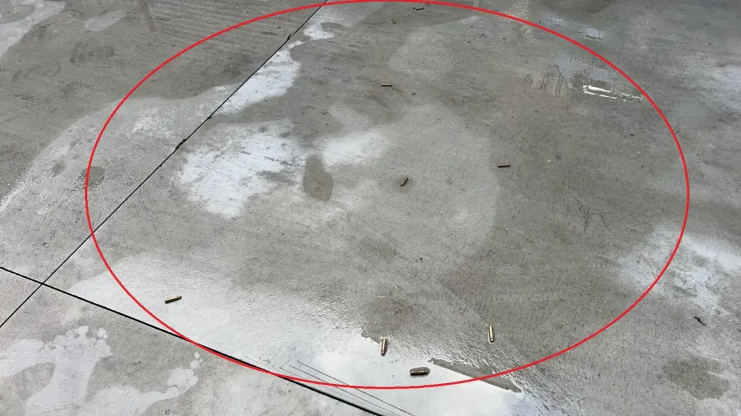 現場遺留20幾顆彈殼，十分駭人。（圖／警方提供）